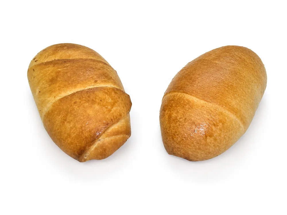 Dos cachitos Kiss de Pan Square enteros sobre fondo limpio