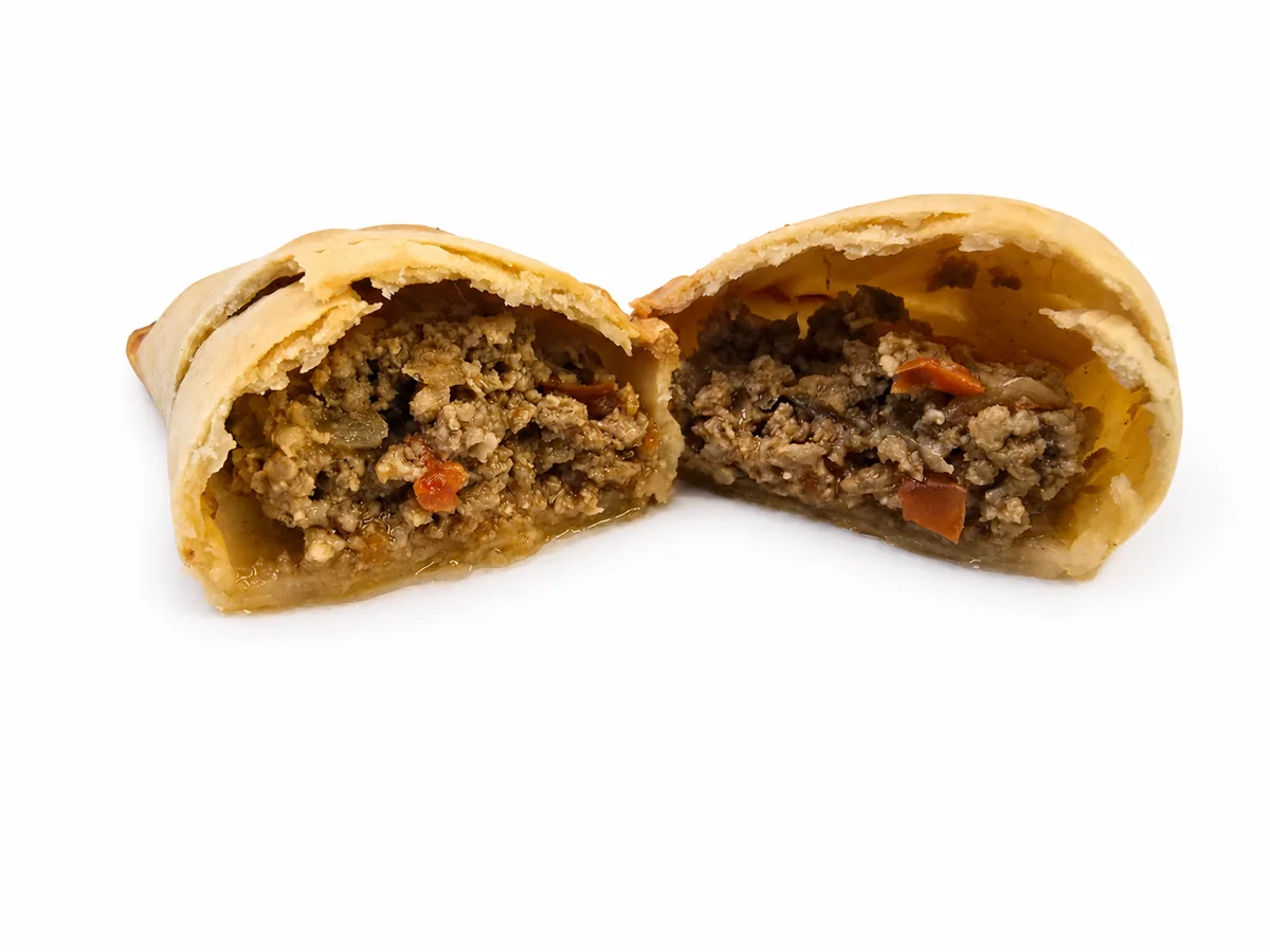 Empanada Pan Square cortada con el relleno salado visible