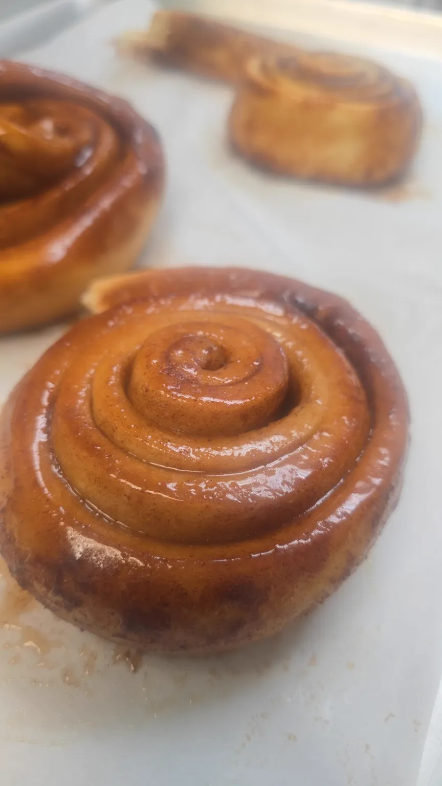 Rolls de canela Pan Square terminados con el producto principal enfocado